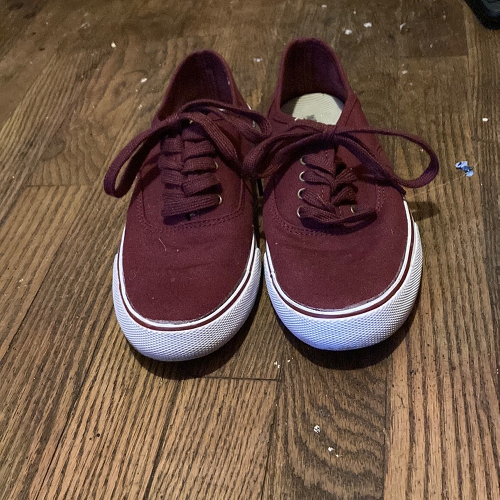 Women size 8, Maroon Mossimo shoes.